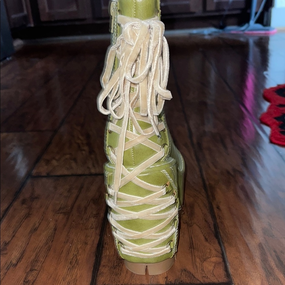 Stylish Green Lace-Up Platform Boots 7 - Picture 4 of 4
